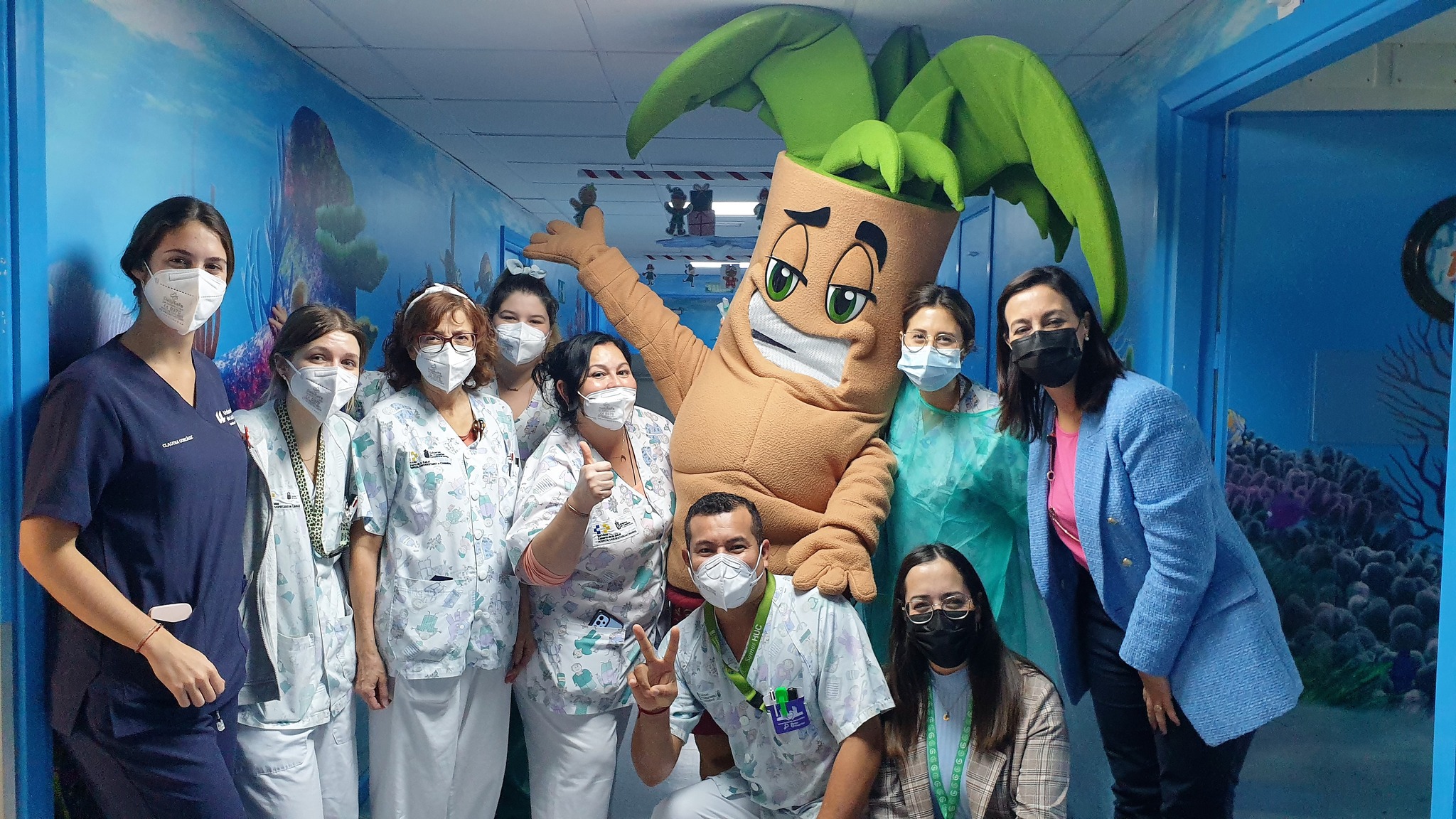 Gofi visita a los ninos del Hospital Universitario de Canarias